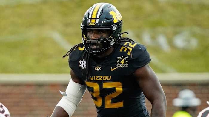 Bolton gets ready to defend against the Georgia Bulldogs.